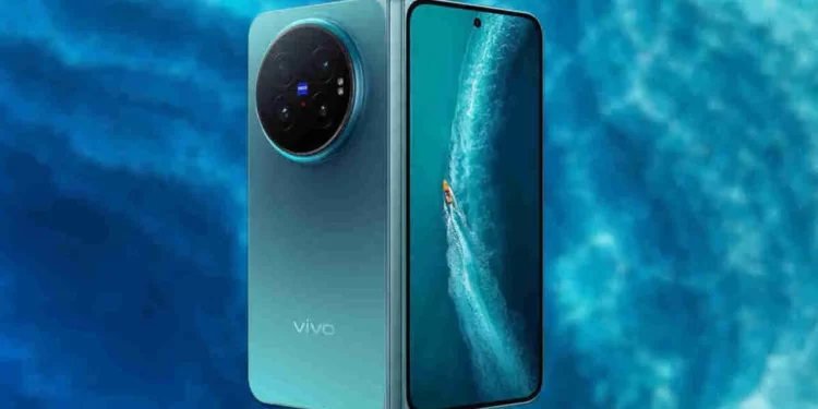 Vivo X Fold 6 katlanabilir telefonun açık ve kapalı görünümü