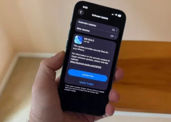 iPhone ekranında Apple iOS 26.5.2 güvenlik güncellemesi bildirimi