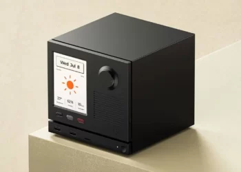 Steam Machine üzerinde e-ink ve dot-matrix ön panel seçeneklerini gösteren oyun donanımı görseli