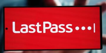LastPass veri ihlali tazminatı ve başvuru belgelerini inceleyen bilgisayar kullanıcısı