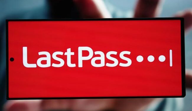 LastPass veri ihlali tazminatı ve başvuru belgelerini inceleyen bilgisayar kullanıcısı