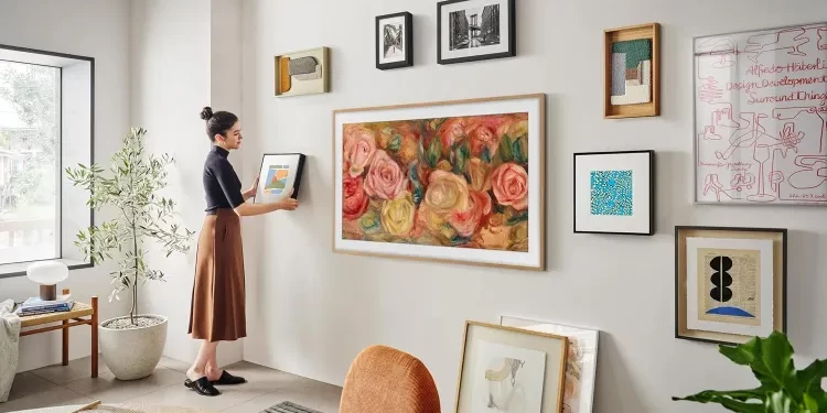 Duvara asılmış Samsung Frame TV'nin sanat eseri görünümündeki tasarımı.