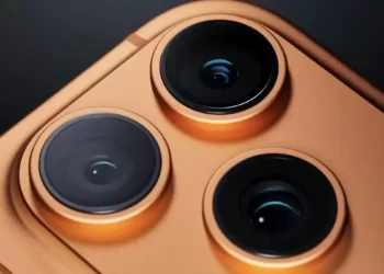 Apple iPhone modellerini gösteren resmi ürün görseli