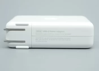 MacBook Pro yanında USB-C kablolu 140W güç adaptörünü gösteren temsili görsel