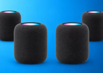 Bir oturma odasında dört HomePod hoparlörlü temsili surround ses sistemi kurulumu