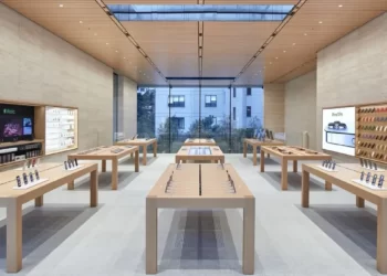 Ahşap Genius Bar alanı, ürün masaları ve teknik destek noktası bulunan temsili Apple Store iç mekânı