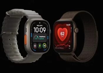 Siyah titanyum kasalı Apple Watch Ultra 4 resmi ürün görseli