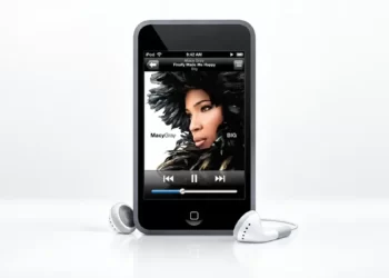 iPod Touch serisinin 2007’deki ilk modelden 2022’deki üretim sonuna uzanan yolculuğunu gösteren infografik
