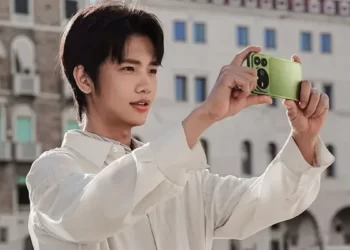 Venedik Film Festivali atmosferinde ARRI logolu kamera modülüne sahip Honor Magic9 Pro Max temsili görseli