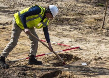 Sanxingdui kazılarında bulunan meteorit demirinden balta biçimli antik silah