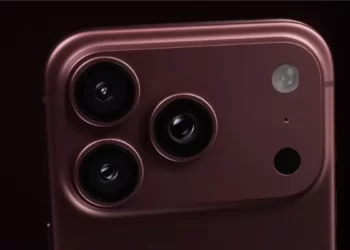 iPhone Pro serisinin arka kamera modülünü gösteren resmi ürün görseli