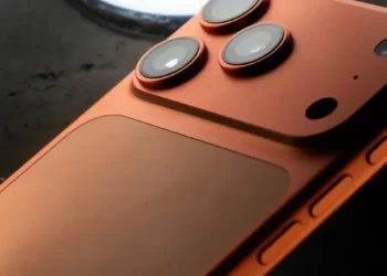 Apple’ın resmi iPhone Pro ürün görseli