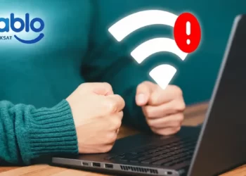 İnternet bağlantısı kesintisini temsil eden modem, kablo ve ağ simgeleri