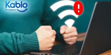 İnternet bağlantısı kesintisini temsil eden modem, kablo ve ağ simgeleri