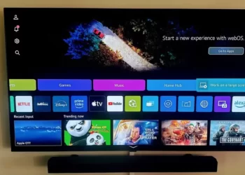 Karanlık bir odada ağ bağlantısı ve mikrofon simgeleriyle gösterilen temsili akıllı televizyon görseli