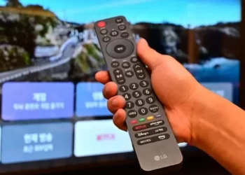 Akıllı televizyon ekranı, mikrofon simgesi ve ağ güvenliği öğelerini gösteren temsili görsel