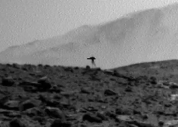 Mars yüzeyini görüntüleyen keşif aracı kamerası ve kozmik ışın etkisini betimleyen temsili görsel