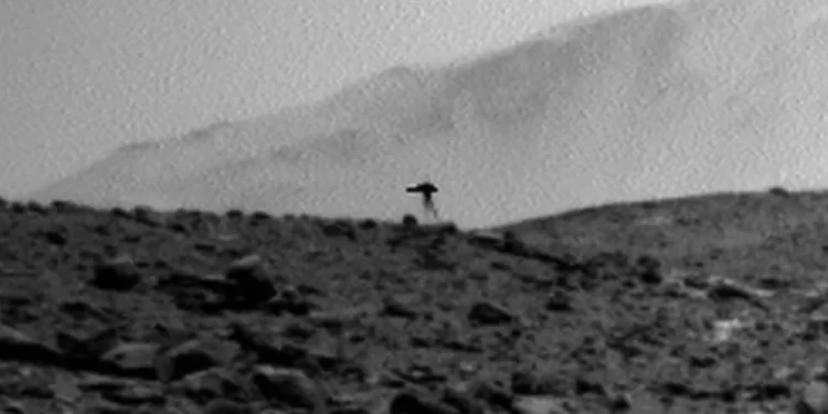 Mars yüzeyini görüntüleyen keşif aracı kamerası ve kozmik ışın etkisini betimleyen temsili görsel