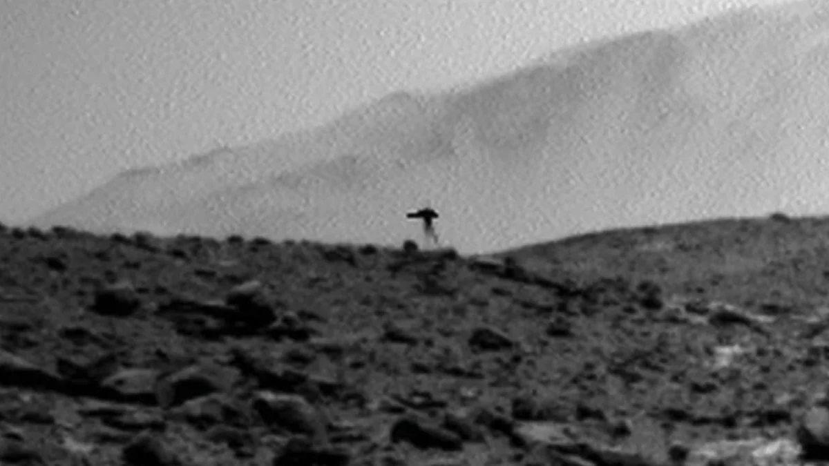 Mars yüzeyini görüntüleyen keşif aracı kamerası ve kozmik ışın etkisini betimleyen temsili görsel