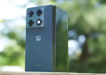 Motorola’nın yeni katlanabilir telefonuna ait tanıtım videosundan kısa bir görüntü