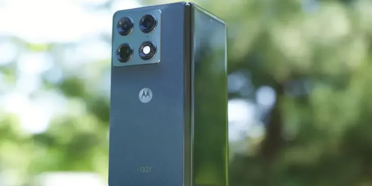 Motorola’nın yeni katlanabilir telefonuna ait tanıtım videosundan kısa bir görüntü