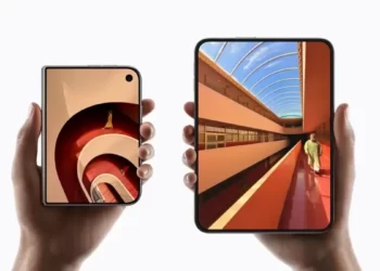 iPhone Duo’nun geniş iç ekranında Netflix uygulaması arayüzü
