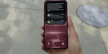 Apple Intelligence ve Siri AI destekli iPhone, iPad ve Apple Watch’u gösteren temsili görsel