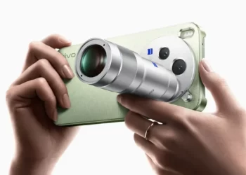 Vivo X500 serisini temsil eden üç akıllı telefon ve giyilebilir cihazlardan oluşan temsili görsel