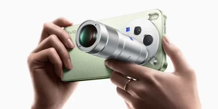 Vivo X500 serisini temsil eden üç akıllı telefon ve giyilebilir cihazlardan oluşan temsili görsel