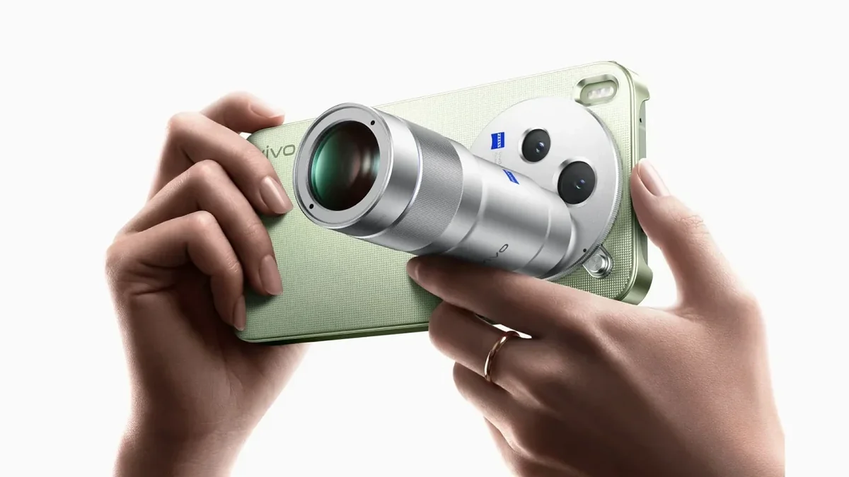Vivo X500 serisini temsil eden üç akıllı telefon ve giyilebilir cihazlardan oluşan temsili görsel