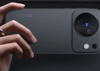 Geniş kamera modülüne sahip Vivo X500 için hazırlanmış temsili akıllı telefon görseli