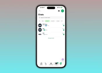 WhatsApp sohbet listesinde medya küçük resimlerini gösteren temsili mobil uygulama görseli