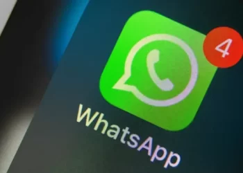 WhatsApp sohbet ekranı üzerinde yapay zeka ajanlarını temsil eden temsili dijital illüstrasyon