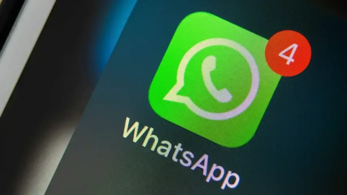 WhatsApp sohbet ekranı üzerinde yapay zeka ajanlarını temsil eden temsili dijital illüstrasyon