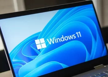 Açık ve koyu arayüz arasında otomatik geçişi temsil eden Windows 11 temalı illüstrasyon