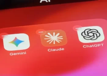 Dijital ağlar ve yapay zeka sistemleriyle çevrili temsili insan silüeti