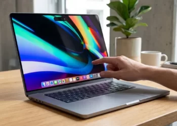 Apple MacBook Pro’nun resmi ürün görseli