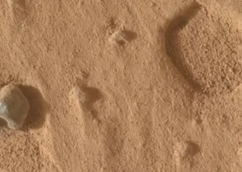 Curiosity gezgininin Mount Sharp çevresindeki Mars yüzeyinde görülen küçük sığ delikleri incelemesini gösteren temsili görsel